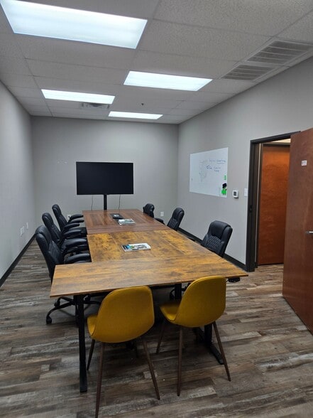 More Photos Of 194 Industrial Blvd, McKinney Showroom For Lease