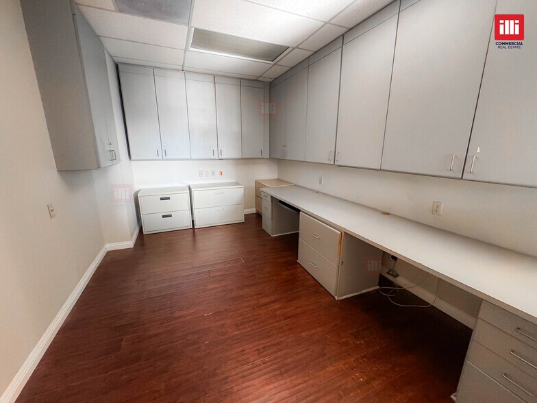 More Photos Of 18515-18549 Roscoe Blvd, Northridge Office For Lease