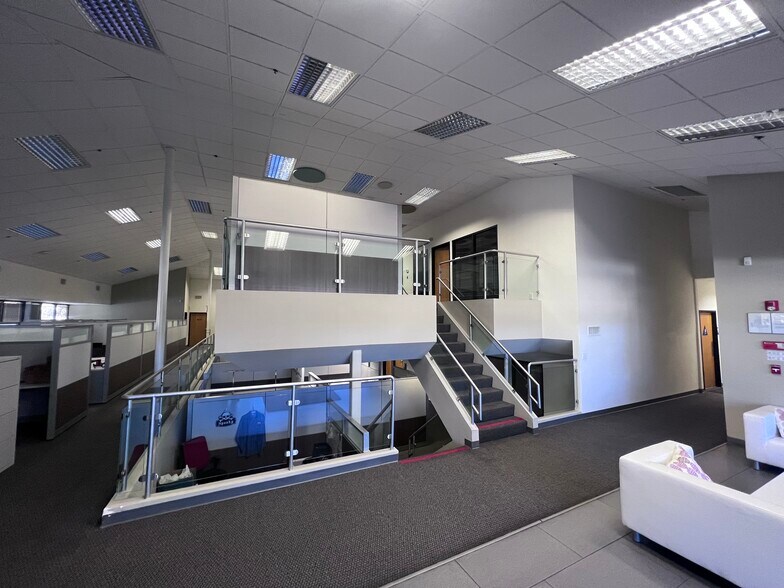 More Photos Of 9223 Deering Ave, Chatsworth Warehouse For Sale