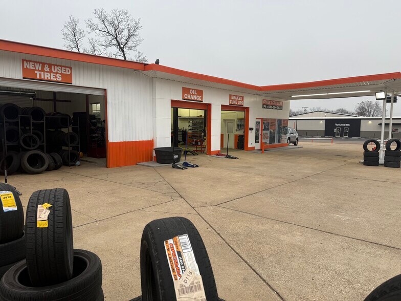 More Photos Of 810 W Main St, Durant Auto Repair For Lease