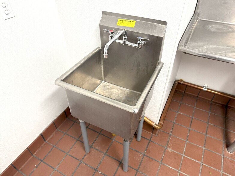 More Photos Of 100-112 W 9th St, Los Angeles Office For Lease