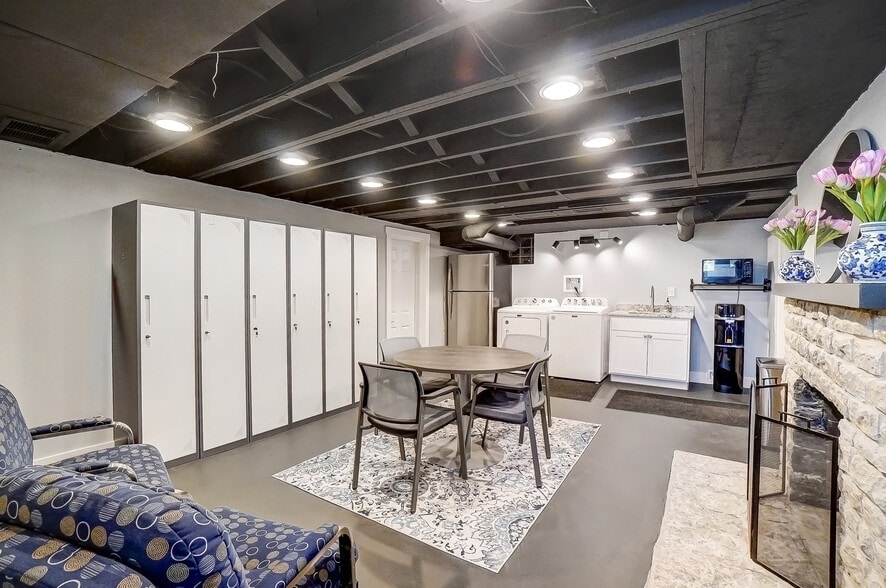 More Photos Of 235 W Franklin St, Centerville Storefront Retail Office For Lease