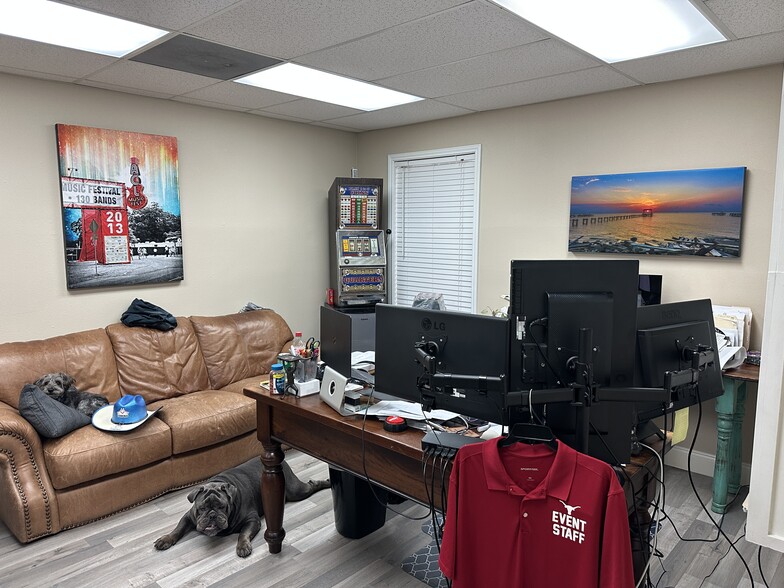 More Photos Of 12343 Hymeadow Dr, Austin Office Residential For Sale