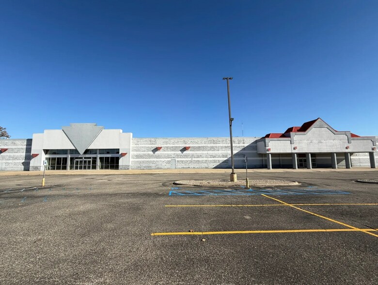 More Photos Of 35192-35220 Gratiot Ave, Clinton Township Freestanding For Lease