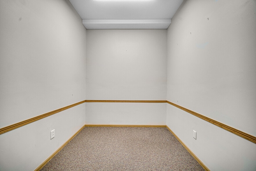 More Photos Of 165 E Robbins St, Wheatfield Medical For Sale