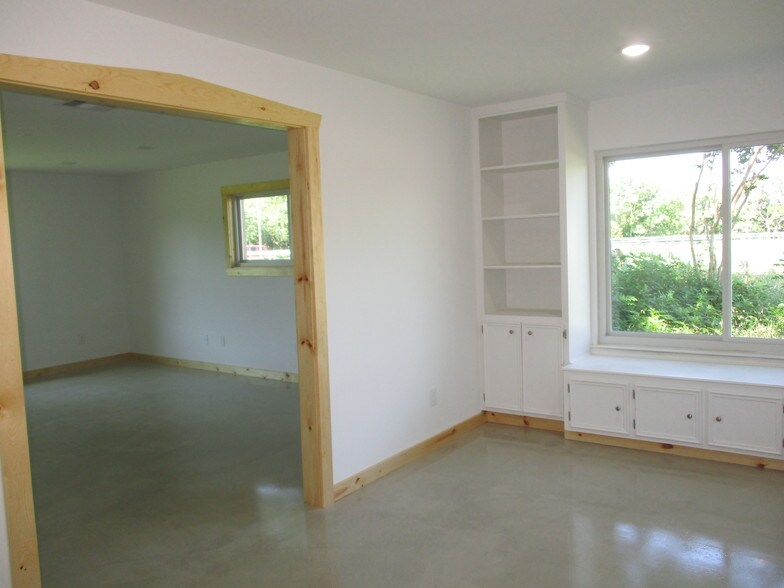 More Photos Of 12724 Lowden Ln, Manchaca Office Residential For Lease