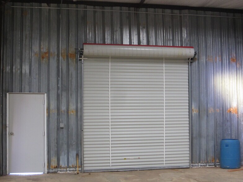 More Photos Of 10141 TX Loop 106, Adkins Showroom For Sale