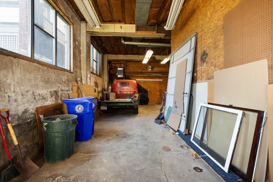 More Photos Of 700 5th Ave, Coraopolis Showroom For Sale