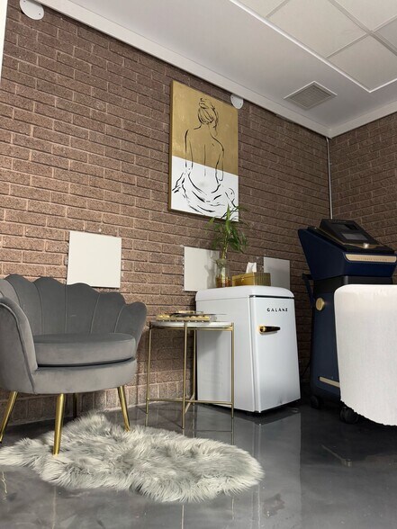 More Photos Of 3858-3870 Notre-Dame, Laval Office For Sale