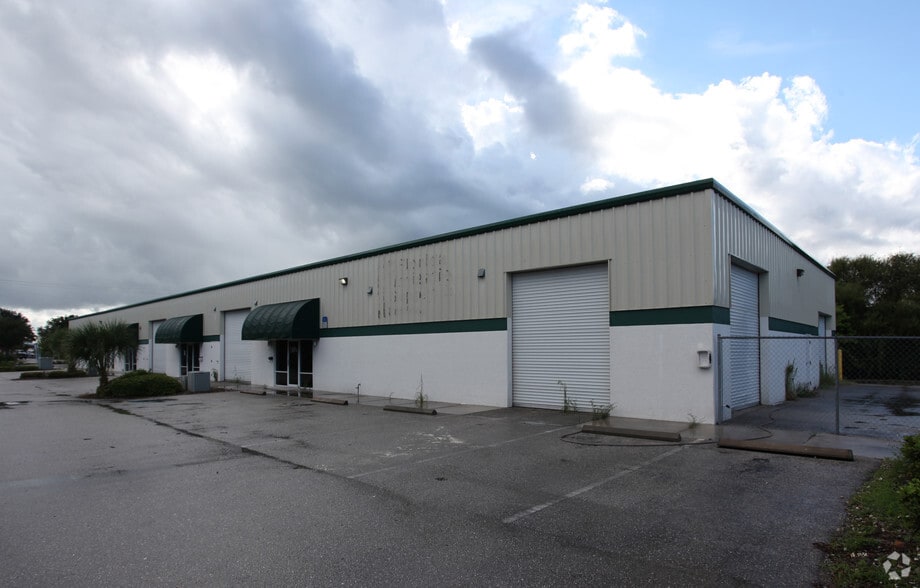 More Photos Of 1052-1060 Endeavor Ct, Nokomis Warehouse For Lease