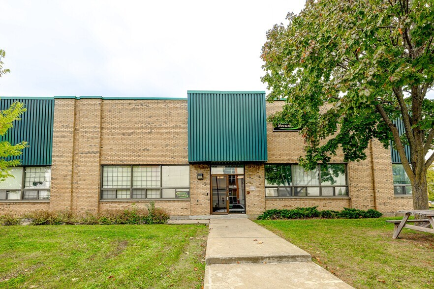 More Photos Of 340-380 Rue Isabey, Montréal Distribution For Lease