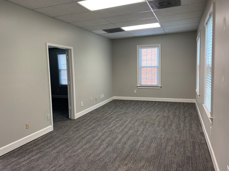 More Photos Of 690 Village Trce NE, Marietta Office For Lease