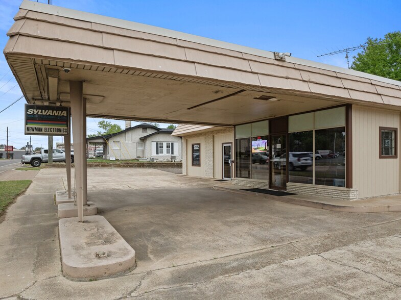 More Photos Of 1202 N Jefferson Ave, Mount Pleasant Specialty For Sale