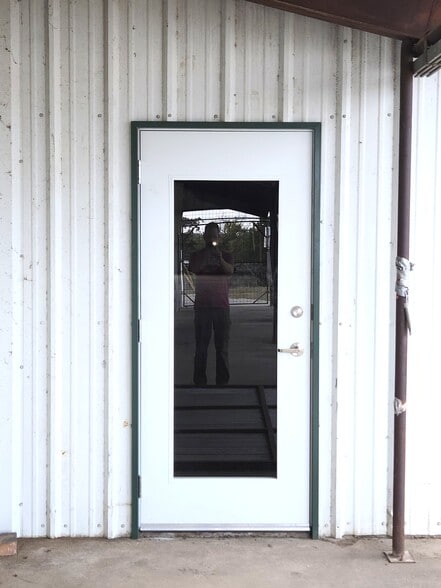 More Photos Of 1209 Bessemer Ave, Llano Light Distribution For Sale