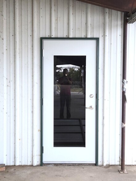More Photos Of 1209 Bessemer Ave, Llano Light Distribution For Sale
