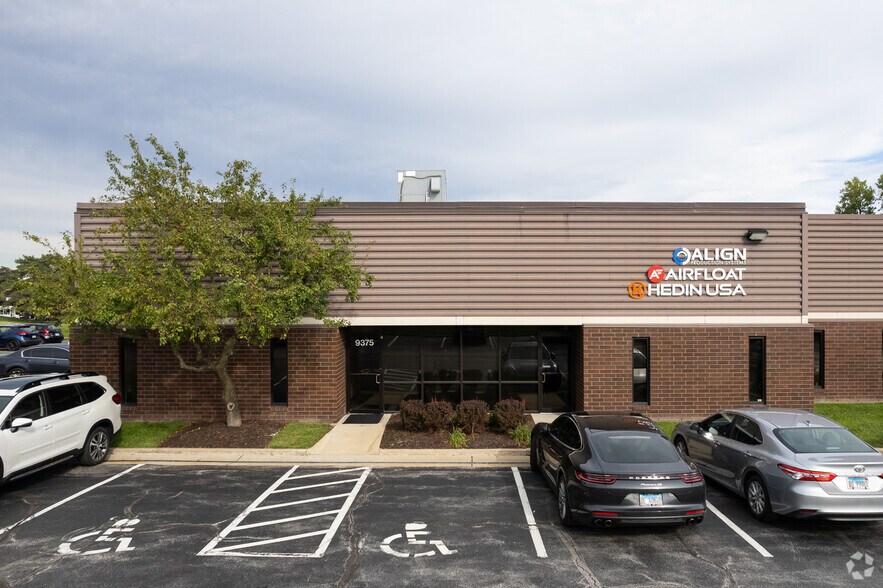More Photos Of 9355-9375 Dielman Industrial Dr, Olivette Showroom For Lease