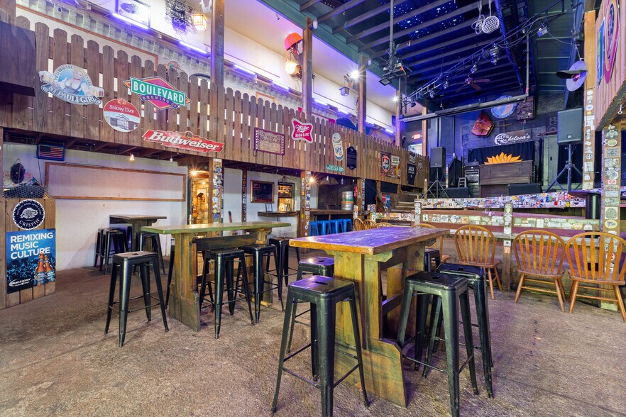 More Photos Of 10 Mountain St, Eureka Springs Restaurant For Lease