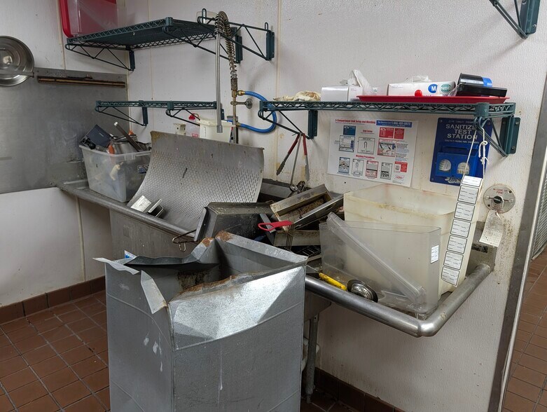 More Photos Of 200 Floyd Thompson Blvd, Hampton Fast Food For Lease