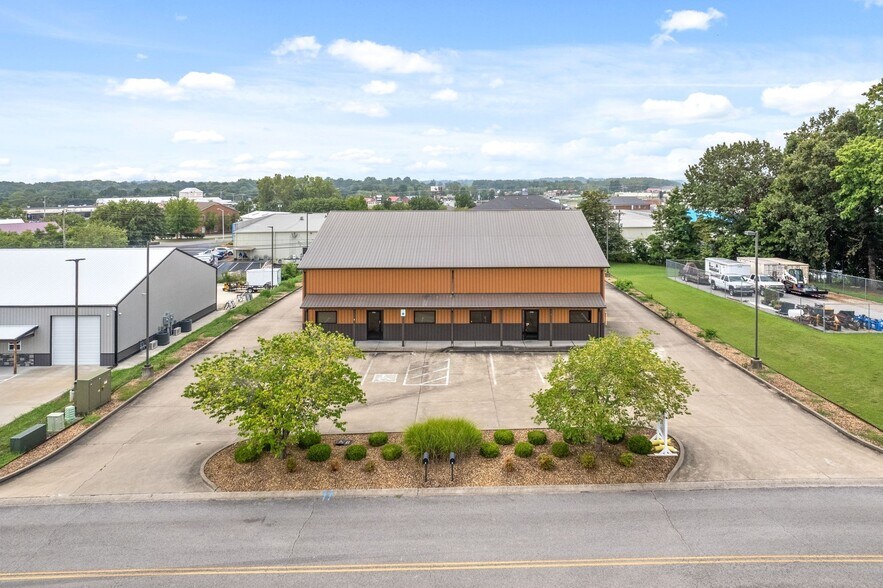 More Photos Of 219 Industrial Dr, Clarksville Warehouse For Lease