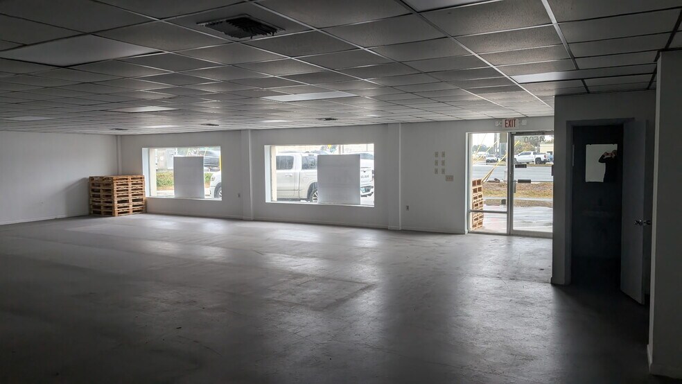 More Photos Of 4500 Clark Rd, Sarasota Warehouse For Lease