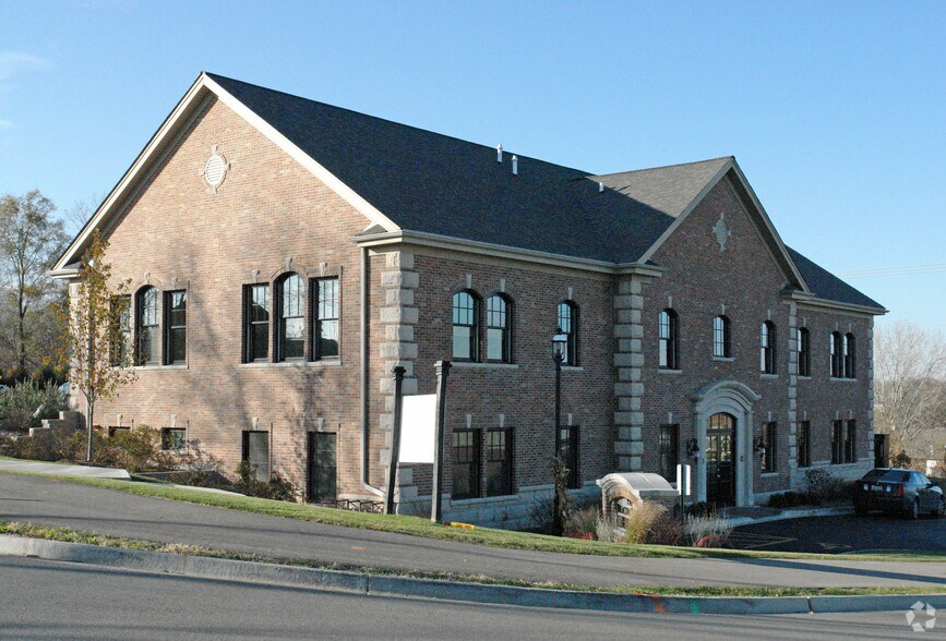 Primary Photo Of 770 Beacon St, West Dundee Medical For Sale