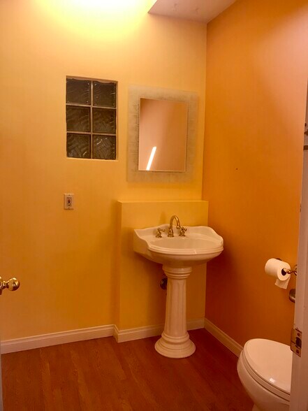 More Photos Of 917-921 W 17th St, Santa Ana Medical For Lease