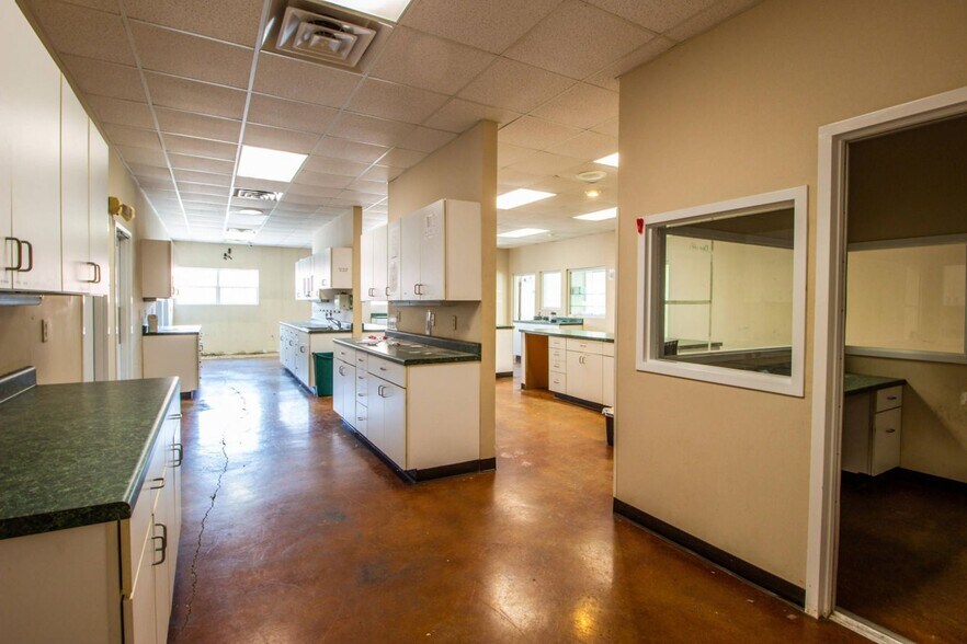 More Photos Of 1850 Berryhill Rd, Cordova Veterinarian Kennel For Sale