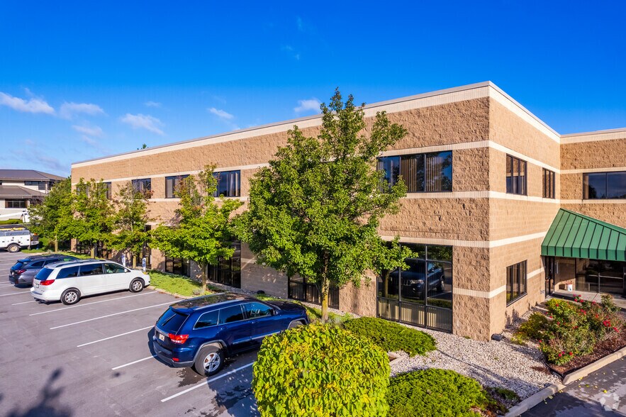 More Photos Of 285 Forest Grove Dr, Pewaukee Office For Lease