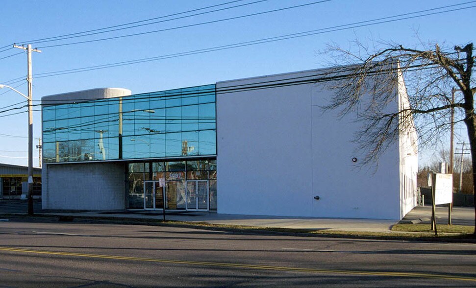 Primary Photo Of 1097 Old Country Rd, Plainview Medical For Sale