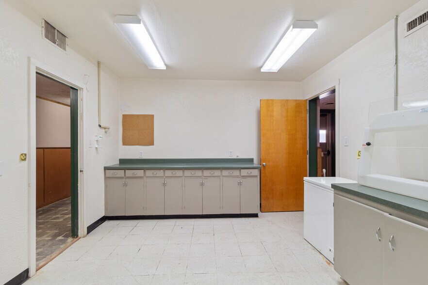 More Photos Of 116 E Robert S Kerr Blvd, Wynnewood Medical For Sale