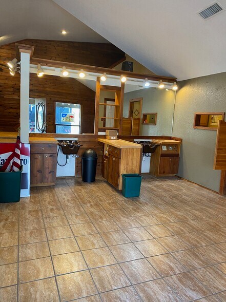 More Photos Of 8491 US Highway 281 N, Spring Branch Showroom For Sale