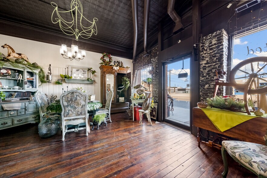 More Photos Of 122 E Cranston Ave, Fowler Flex For Sale