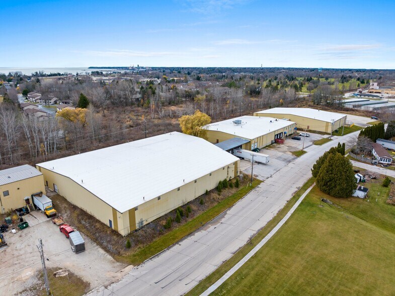 More Photos Of 815-925 E Albert Dr, Manitowoc Warehouse For Lease