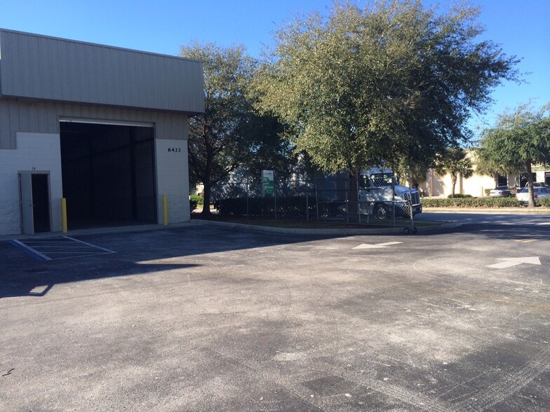 More Photos Of 6433 Pinecastle Blvd, Orlando Warehouse For Lease