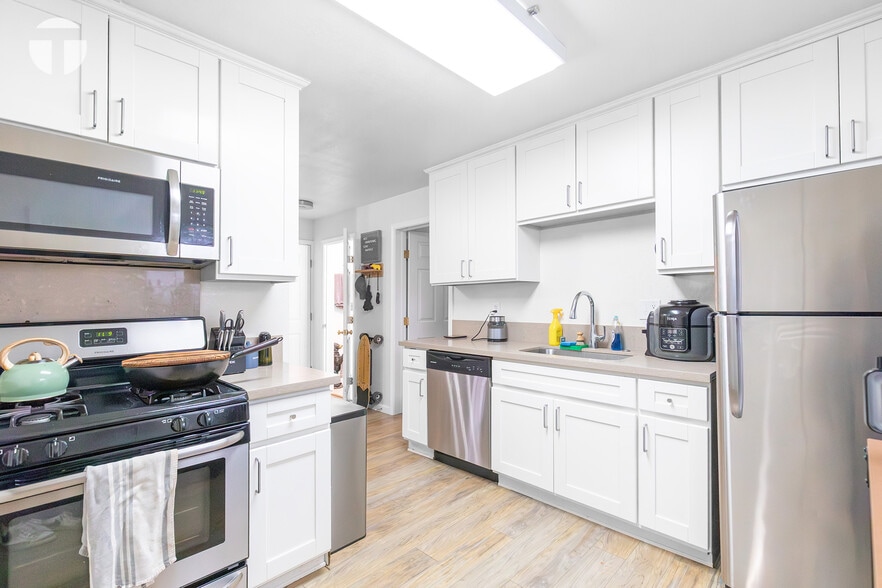 More Photos Of 2525 J St, Sacramento Storefront Retail Residential For Sale