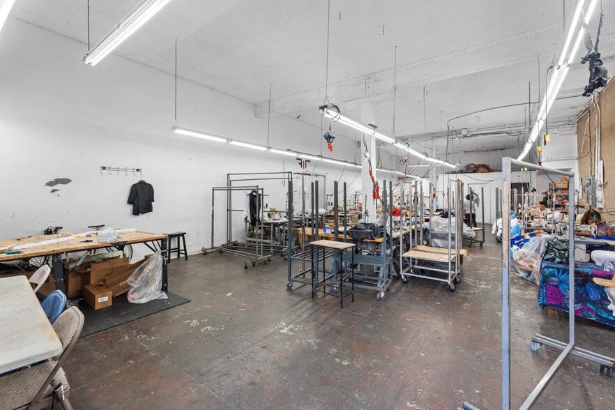 More Photos Of 2600 S Main St, Los Angeles Light Manufacturing For Sale