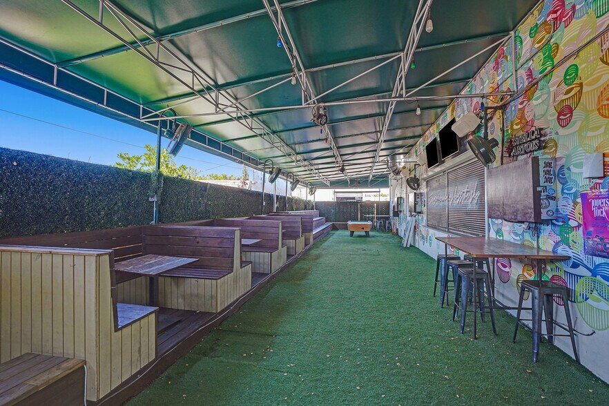 More Photos Of 835-841 NE 3rd Ave, Fort Lauderdale Bar For Sale