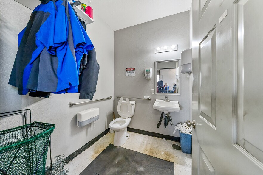 More Photos Of 3311 Biddle Rd, Medford Auto Repair For Sale