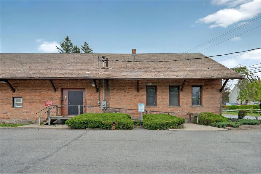 More Photos Of 80 W Circular St, Saratoga Springs Storefront For Lease