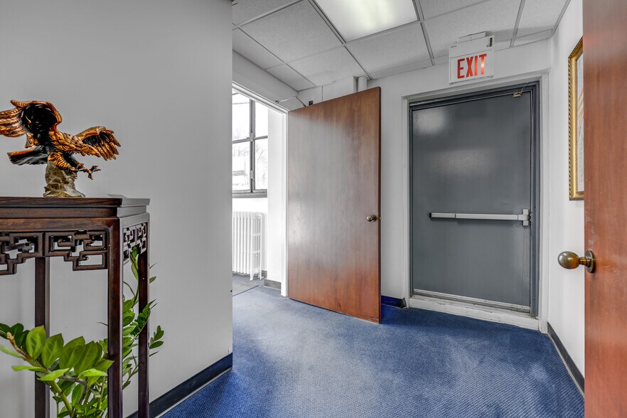 More Photos Of 145 Main St, Port Washington Office For Sale