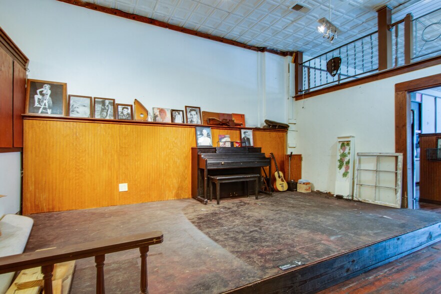 More Photos Of 108 W Walnut St, Smithville Restaurant For Sale