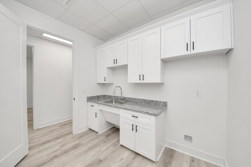 More Photos Of 431-435 Branchwood Ln, Fulshear Office For Lease