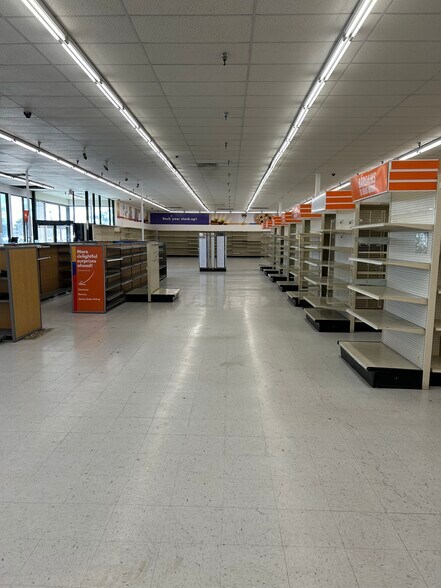 More Photos Of 21640 Bear Valley Rd, Apple Valley Storefront For Sale