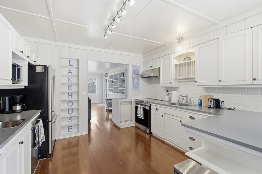 More Photos Of 7001 Savona Access Rd, Thompson-Nicola Hotel For Sale