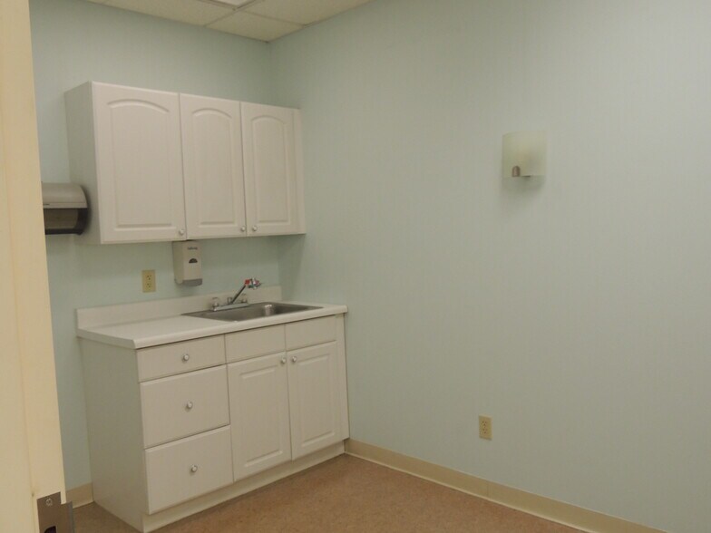 More Photos Of 207 Stage Rd, Hampstead Medical For Lease