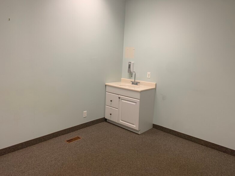 More Photos Of 356-358 Main St E, Hamilton Storefront Retail Residential For Lease