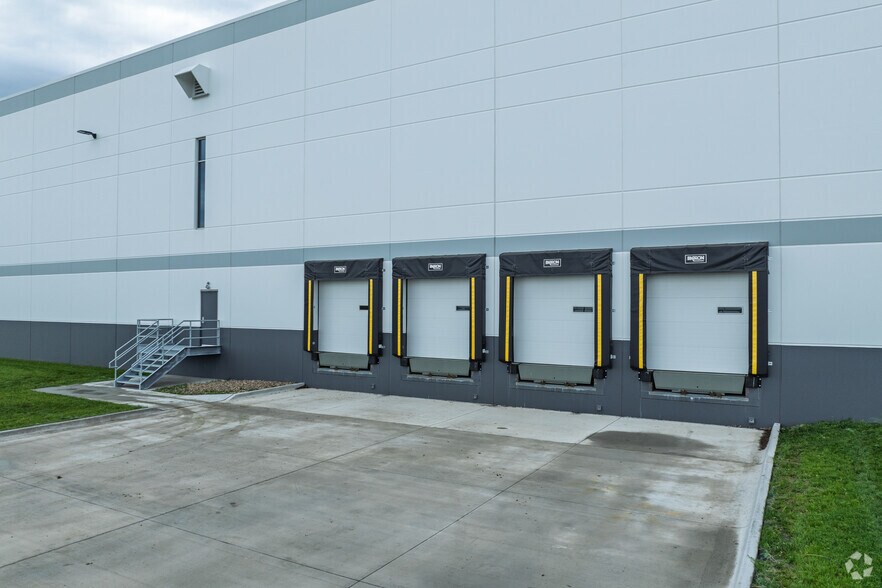 More Photos Of 8730 Northwest Blvd, Davenport Industrial For Lease