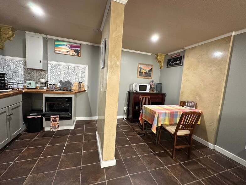 More Photos Of 101 N Waggoner St, Electra Flex For Sale