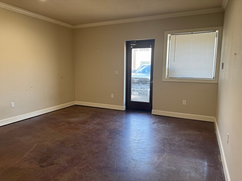 More Photos Of 5552 Raymond Stotzer Pky, College Station Warehouse For Lease