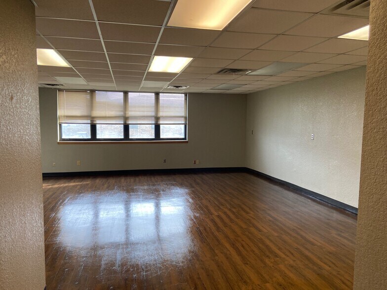 More Photos Of 829 Elks Blvd, Ardmore Office For Sale